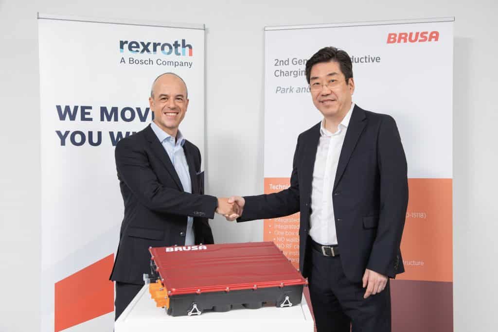 Das Foto zeigt Ming Jiang (rechts), Verwaltungsratspräsident von BRUSA HyPower und Thomas Donato, Mitglied des Vorstands der Bosch Rexroth AG