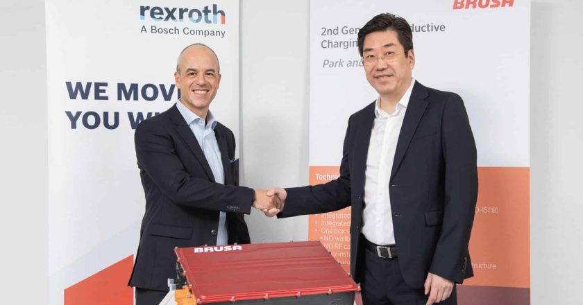 Das Foto zeigt Ming Jiang (rechts), Verwaltungsratspräsident von BRUSA HyPower und Thomas Donato, Mitglied des Vorstands der Bosch Rexroth AG