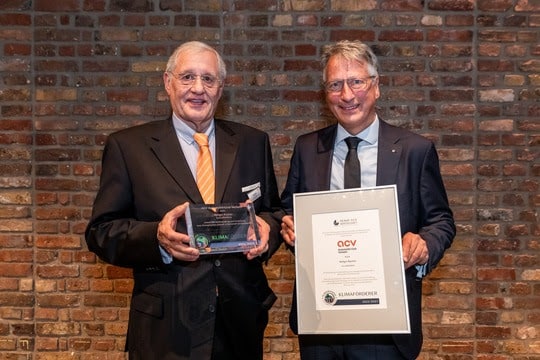 Das Foto zeigt Präsident Rolf Möller (l.) und Geschäftsführer Holger Küster mit der Auszeichnung "Klimaförderer 2022/2023