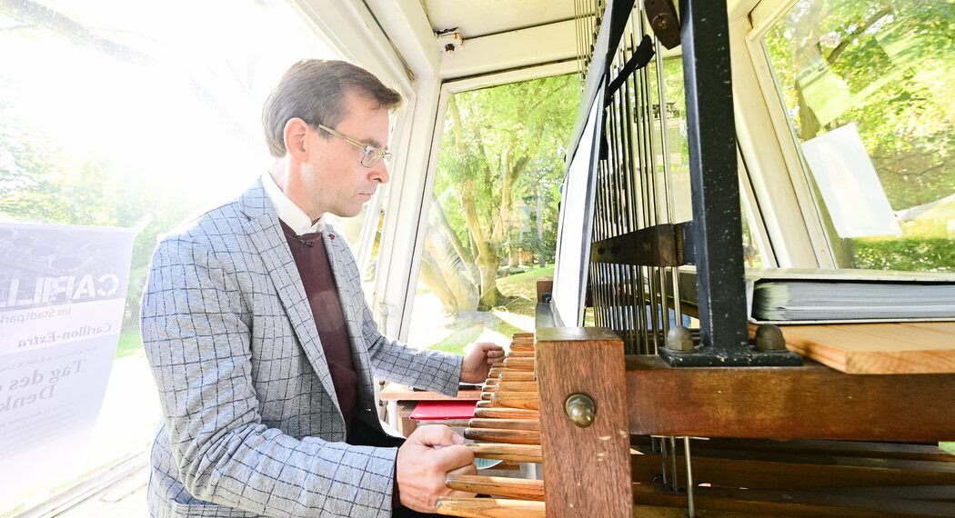 Das Foto zeigt Carilloneur Georg Wagner spielt das Glockenspiel