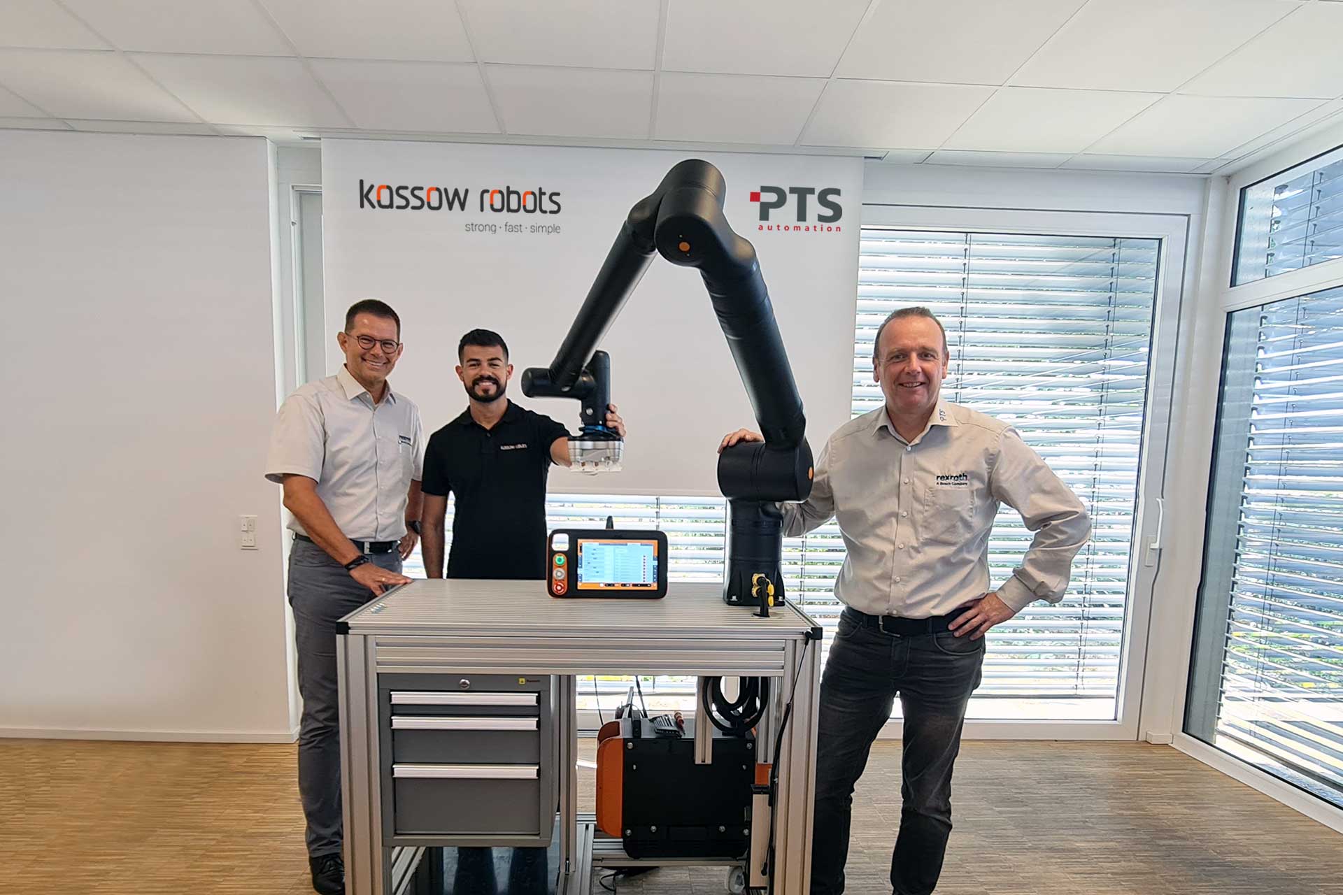 Das Foto zeigt Martin Pflieger, Walisson Pires, Thomas Dahmen und den ersten Cobot von Kassow Robots bei PTS Automation GmbH