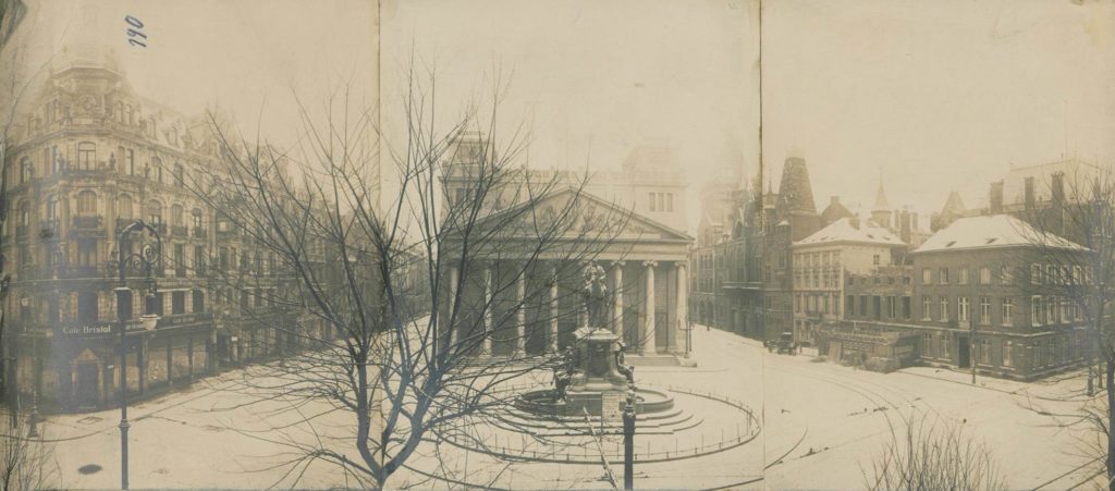 Das Foto zeigt eine aus drei Teilen zusammengesetzten Panoramaaufnahme des Theaterplatzes, die einen Blick über die bauliche Situation vor 100 Jahren erlaubt.