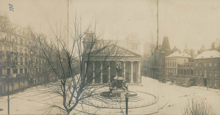 Das Foto zeigt eine aus drei Teilen zusammengesetzten Panoramaaufnahme des Theaterplatzes, die einen Blick über die bauliche Situation vor 100 Jahren erlaubt.