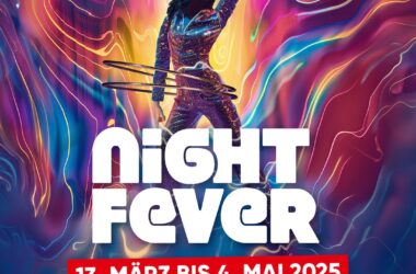 Eine junge Frau in einem glitzernden Einteiler steht vor einem farbenfrohen, abstrakt leuchtenden Hintergrund und streckt einen Arm nach oben. Daneben sind groß „Night Fever“ sowie das Datum 13. März bis 4. Mai 2025 in Bonn zu sehen.
