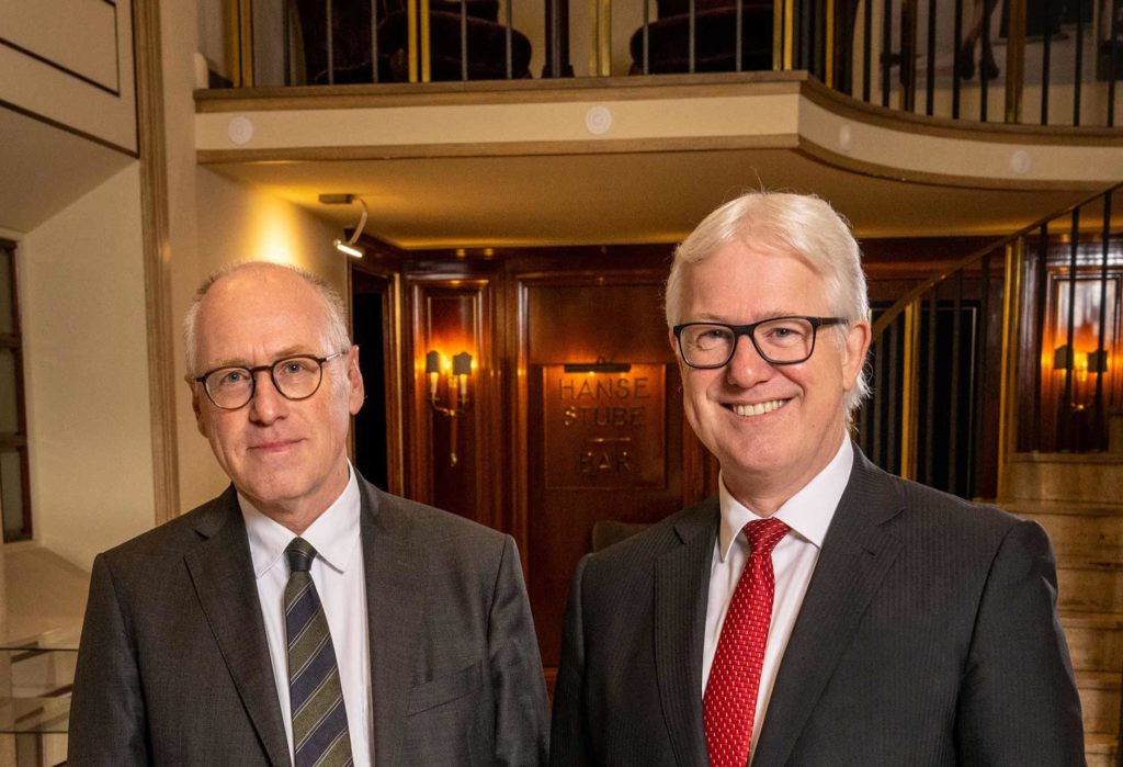 Das Foto zeigt StB/WP Dipl.-Kfm. Gero Hagemeister, Präsident des Steuerberater-Verbandes Köln (rechts), und Prof. Dr. h.c. mult. Clauß Kreß LL.M. (Cambridge), Professor an der Universität zu Köln, Inhaber des Lehrstuhls für deutsches und internationales Strafrecht und Direktor des Instituts für Strafrecht und Strafprozessrecht an der Universität zu Köln (lks.).