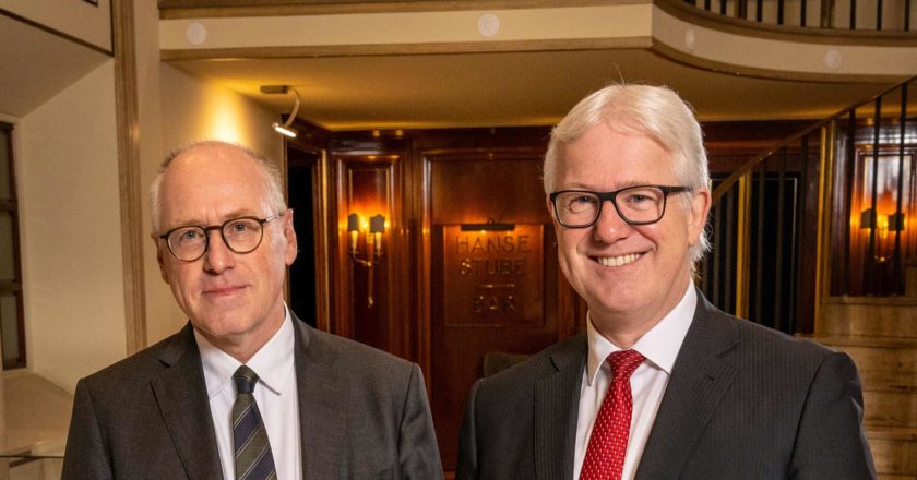 Das Foto zeigt StB/WP Dipl.-Kfm. Gero Hagemeister, Präsident des Steuerberater-Verbandes Köln (rechts), und Prof. Dr. h.c. mult. Clauß Kreß LL.M. (Cambridge), Professor an der Universität zu Köln, Inhaber des Lehrstuhls für deutsches und internationales Strafrecht und Direktor des Instituts für Strafrecht und Strafprozessrecht an der Universität zu Köln (lks.).