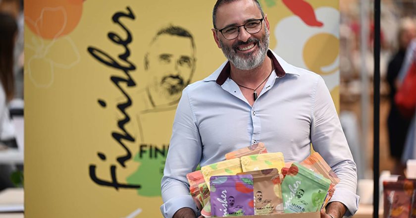 Das Foto zeigt Luis Dias mit seiner neuen Food Finisher Spices Gewürzserie