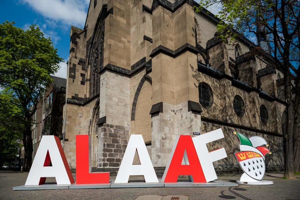 Das Foto zeigt den ALAAF-Schriftzug des Festkomitees Kölner Karneval von 1823 e.V. auf dem Kolpingplatz in Köln