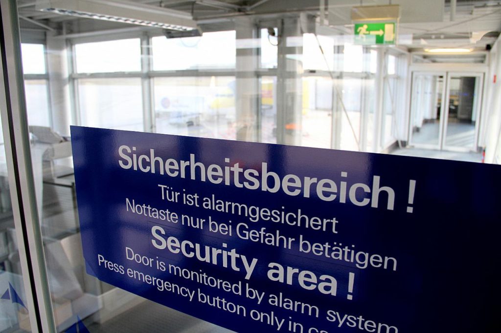 , Unbefugter kommt Scholz auf Frankfurter Flughafen sehr nah, City-News.de