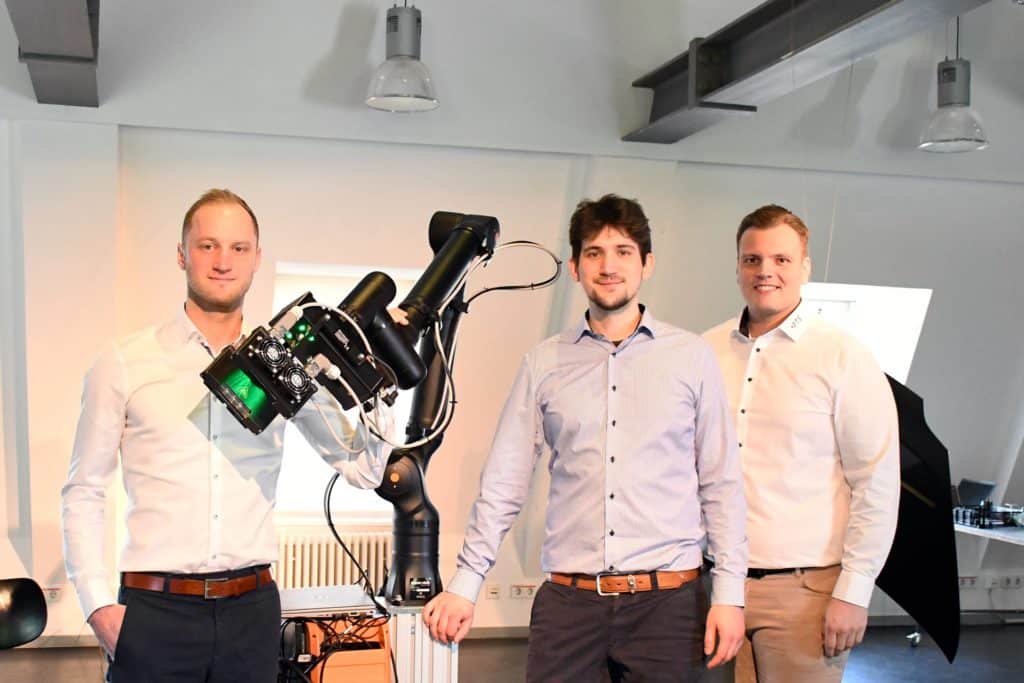 Das Foto zeigt B. Eng. Lukas Roth, Dr.-Ing. Christopher Petry und Frederic Tillmanns neben der gemeinsamen PTS und TENTA VISION Applikation