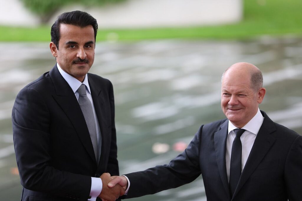 Tamim bin Hamad Al Thani und Olaf Scholz stehen zusammen für ein Foto während ihres Treffens am 12. Oktober 2023.