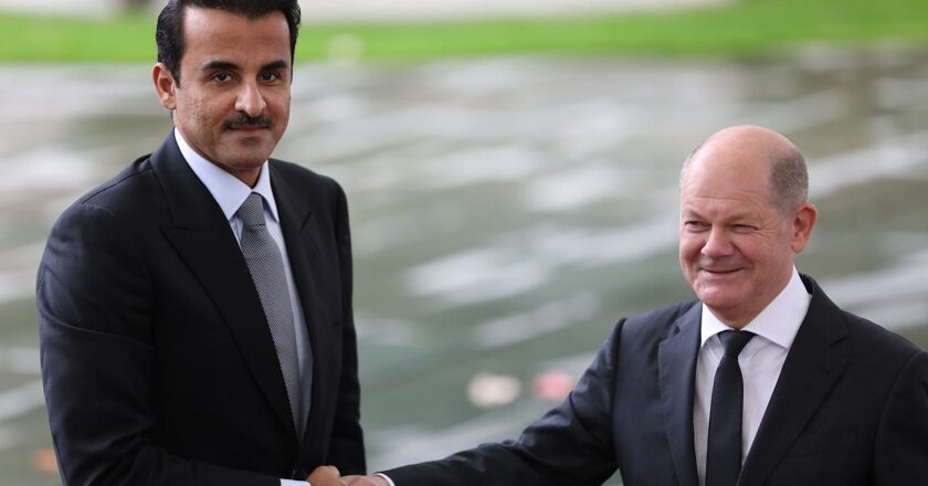 Tamim bin Hamad Al Thani und Olaf Scholz stehen zusammen für ein Foto während ihres Treffens am 12. Oktober 2023.
