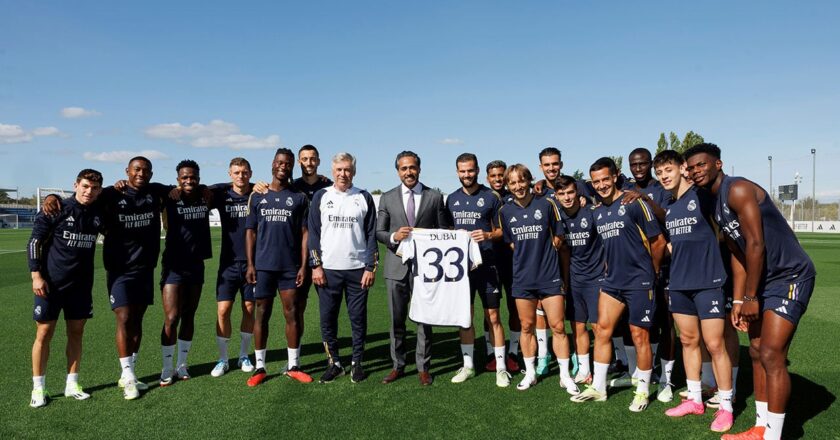 Issam Kazim, CEO Visit Dubai, steht neben Spielern der Real Madrid Männermannschaft während seines Besuchs in Dubai.