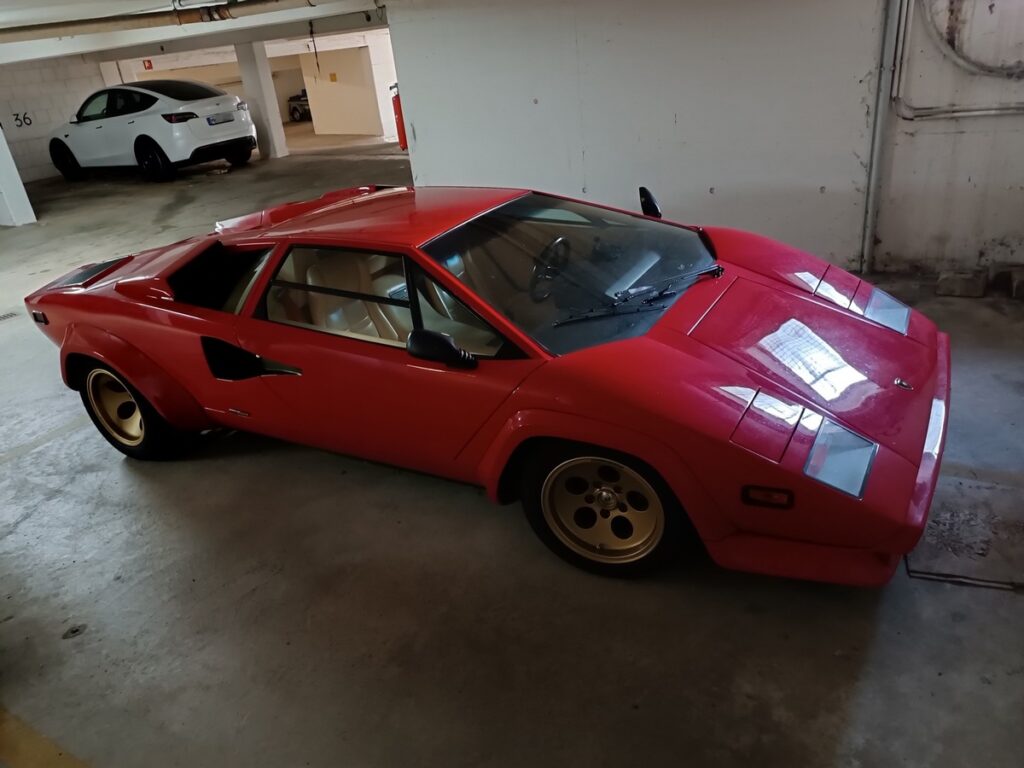 Roter Lamborghini, zuletzt geparkt in einer Tiefgarage an der Knapper Straße, jetzt vermisst und von der Polizei MK gesucht.