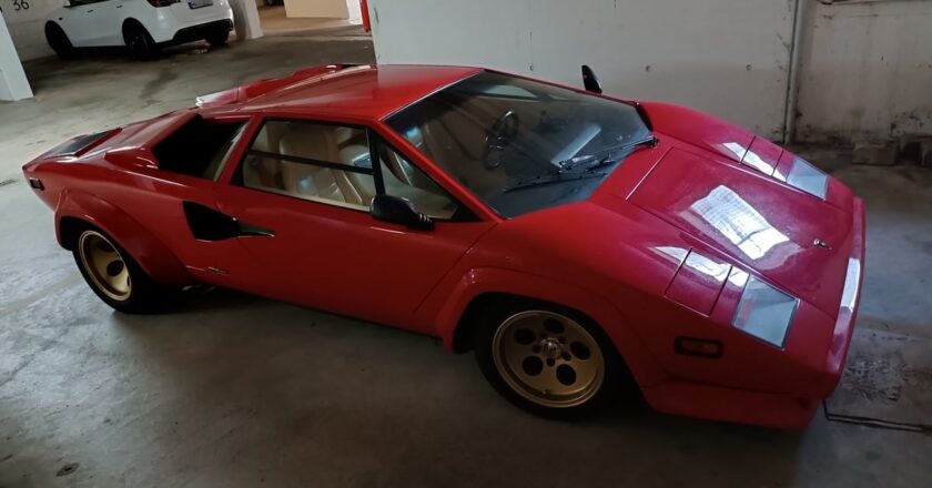 Roter Lamborghini, zuletzt geparkt in einer Tiefgarage an der Knapper Straße, jetzt vermisst und von der Polizei MK gesucht.