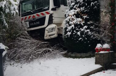 Das Foto zeigt einen LKW im Garten