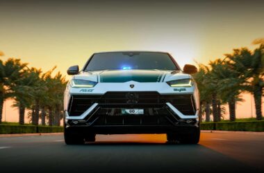 Frontansicht eines Lamborghini Urus Performante der Dubai Polizei auf der Straße bei Sonnenuntergang.