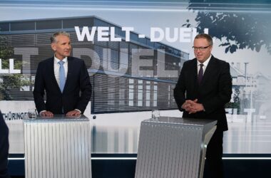 Mario Voigt und Björn Höcke am Pult während des TV-Duells auf dem Sender WELT.