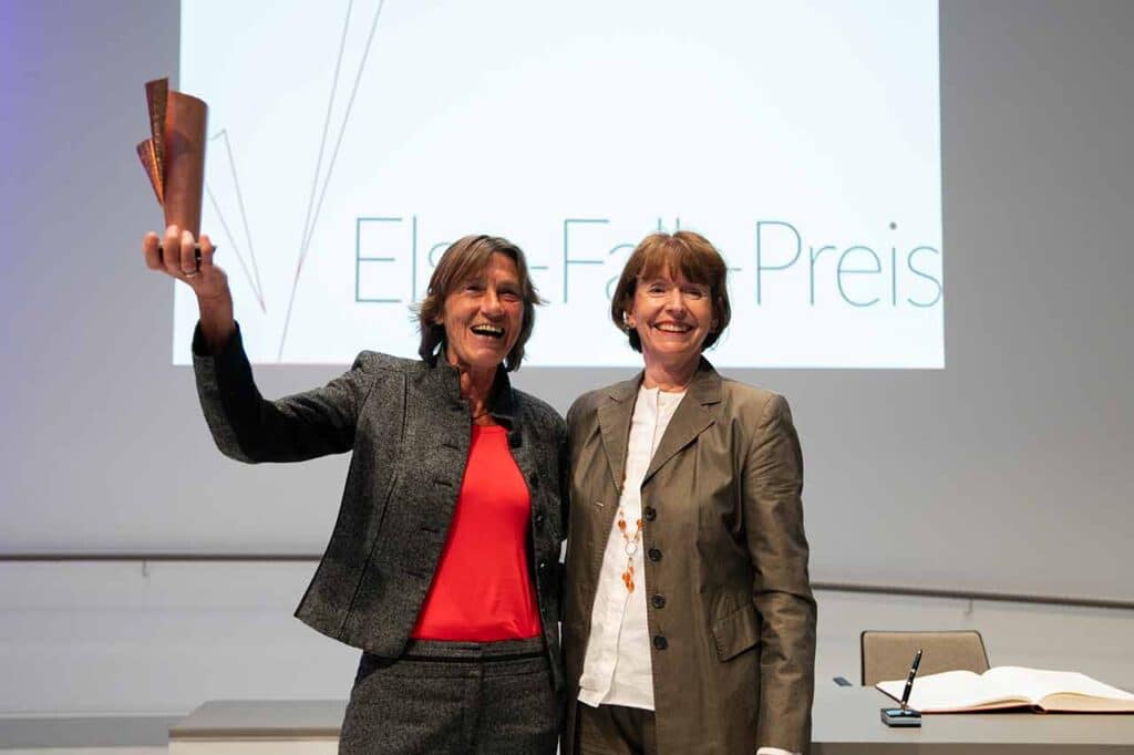 Das Foto zeigt Oberbürgermeisterin Henriette Reker gemeinsam mit Preisträgerin Christiane Lehmann