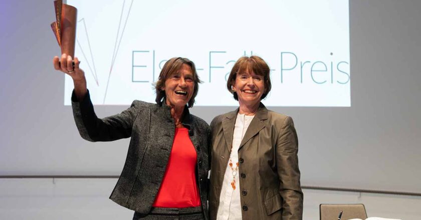 Das Foto zeigt Oberbürgermeisterin Henriette Reker gemeinsam mit Preisträgerin Christiane Lehmann