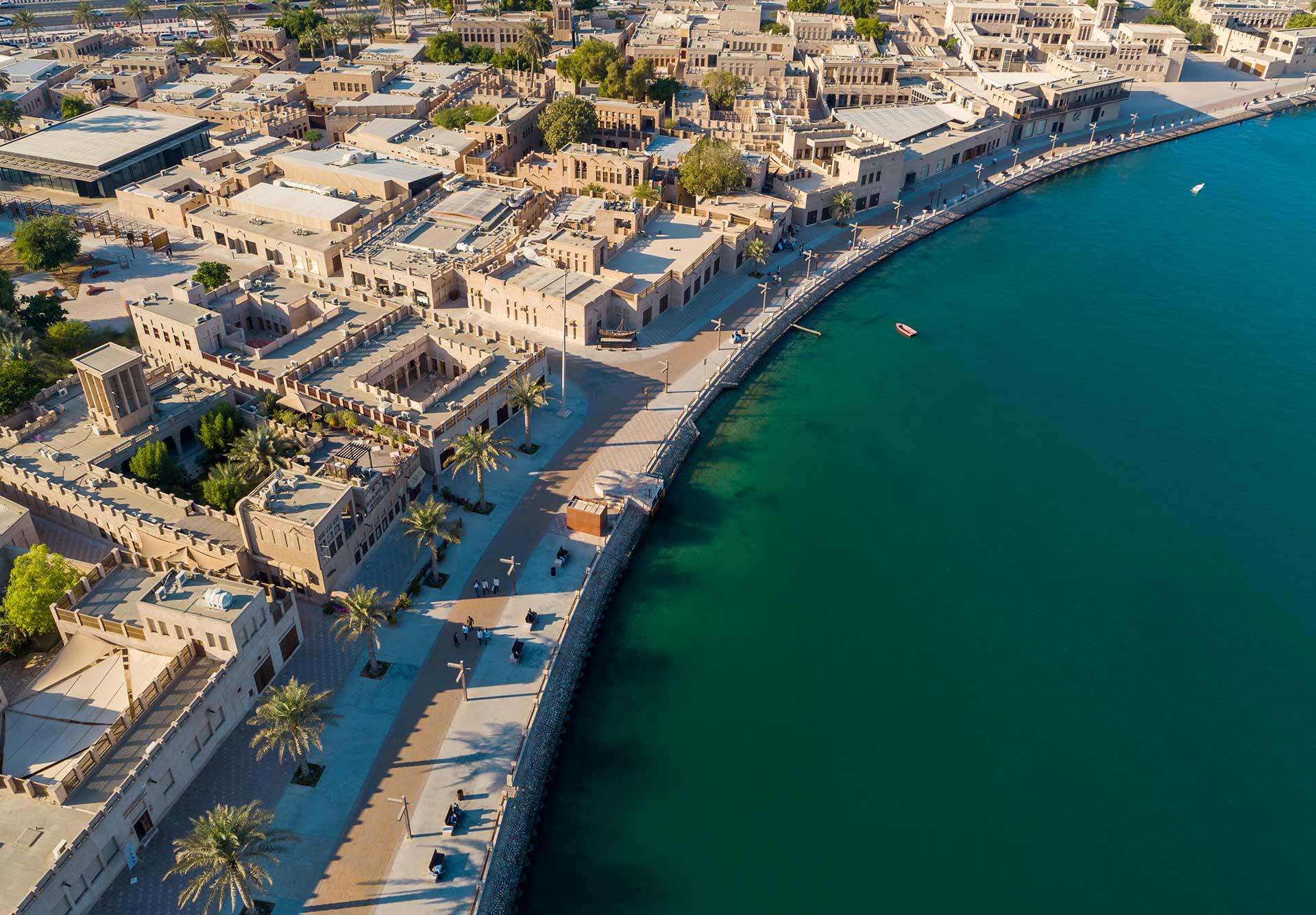 Das Foto zeigt das Al Shindagha Museum in Dubai, ein historisches Viertel mit traditioneller Architektur am Ufer des Dubai Creek.