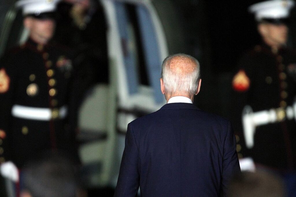 Das Foto zeigt Joe Biden von hinten