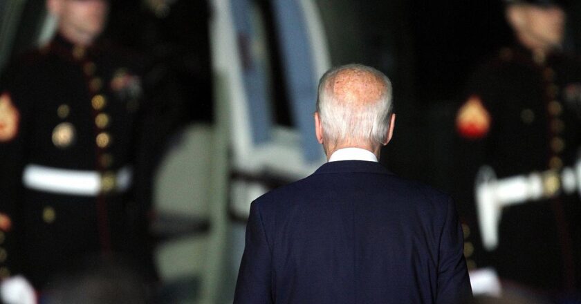 Das Foto zeigt Joe Biden von hinten