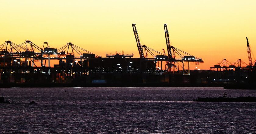 Das Foto zeigt Industrieanlagen