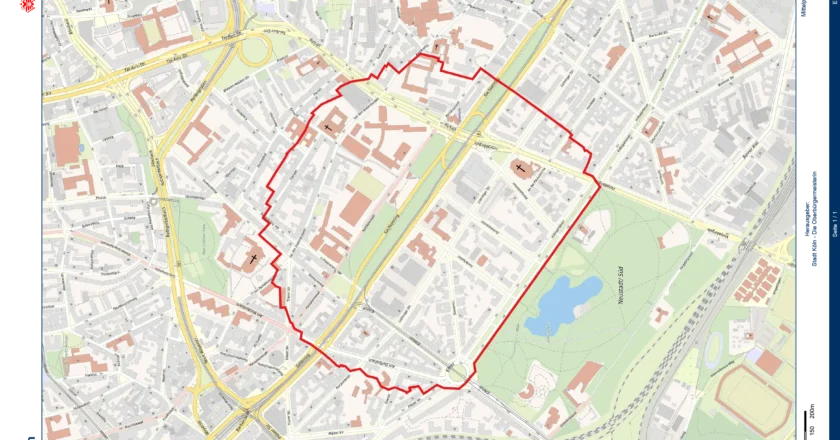 Eine Karte zeigt einen rot markierten Evakuierungsbereich im südlichen Innenstadtbereich von Köln. Innerhalb des Kreises sind mehrere Straßen, Wohnhäuser, Kirchen und Parkanlagen erkennbar.