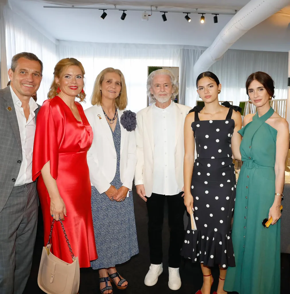 Gruppenfoto bei der CHIO MediaNight 2025 mit Michael Mronz, Julia Klöckner, Elena von Borbón, Hermann Bühlbecker, Ava Salazar und Paz Vega.