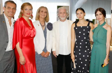 Gruppenfoto bei der CHIO MediaNight 2025 mit Michael Mronz, Julia Klöckner, Elena von Borbón, Hermann Bühlbecker, Ava Salazar und Paz Vega.