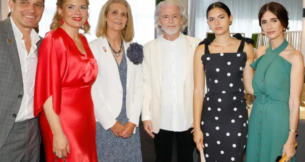 Gruppenfoto bei der CHIO MediaNight 2025 mit Michael Mronz, Julia Klöckner, Elena von Borbón, Hermann Bühlbecker, Ava Salazar und Paz Vega.