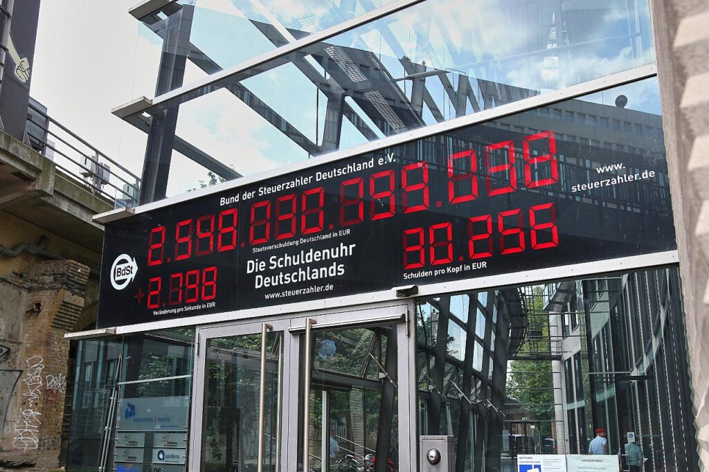 Das Foto zeigt die Schuldenuhr Deutschlands