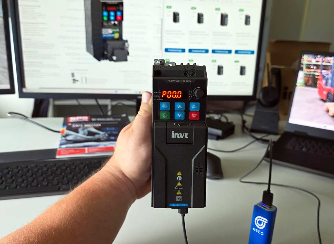 INVT GD28 Serie in der Hand einen Technikers bei esco antriebstechnik gmbh