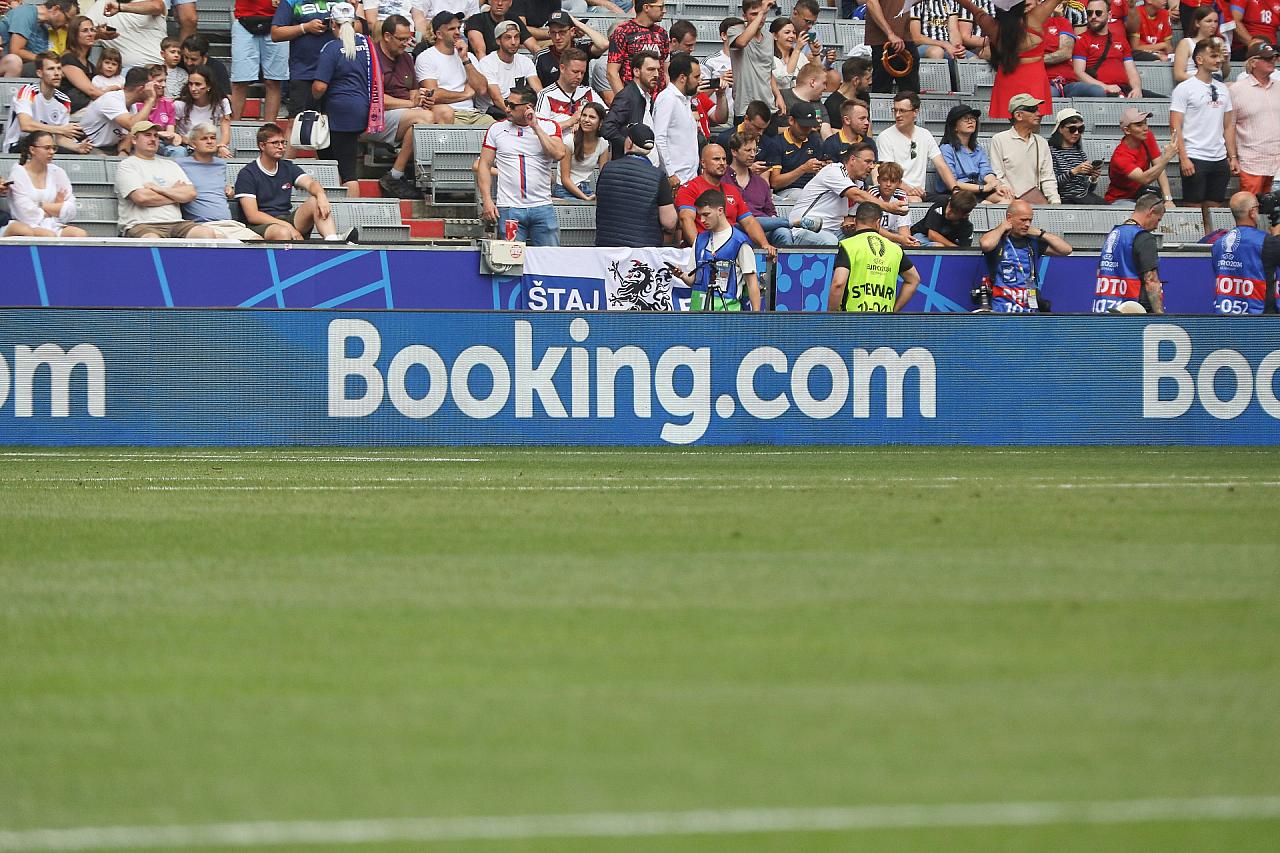 Bandenwerbung für Booking.com (Archiv)