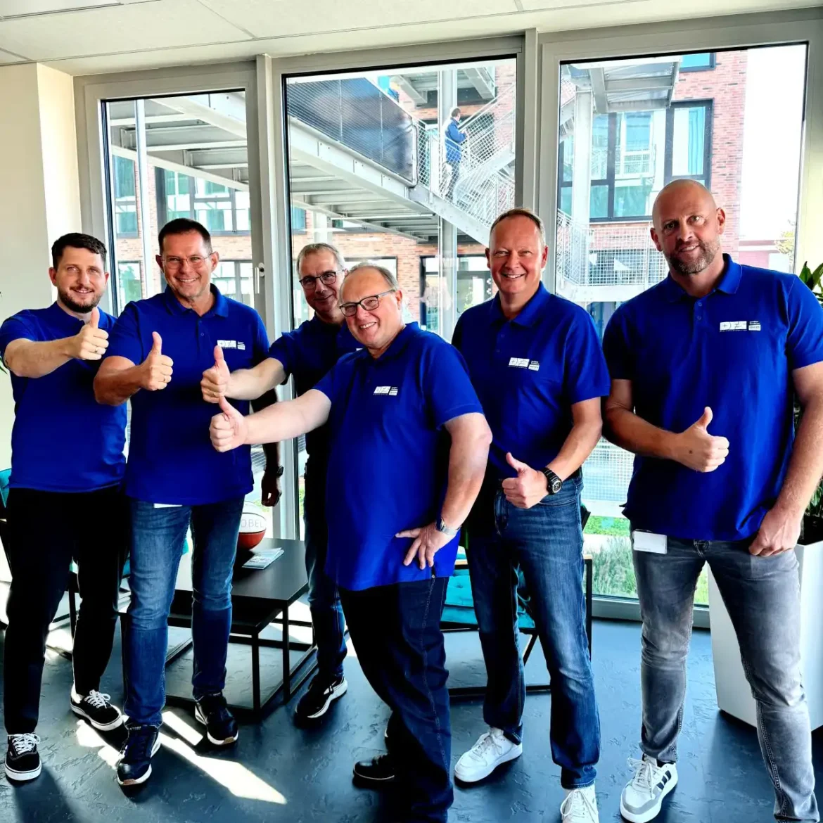 Sechs Mitglieder des DFS-Teams zeigen Daumen hoch: DFS Montageautomation übernimmt den Geschäftsbereich Bosch Rexroth Montagetechnik von der PTS Group; PTS führt diesen Bereich nicht mehr fort.
