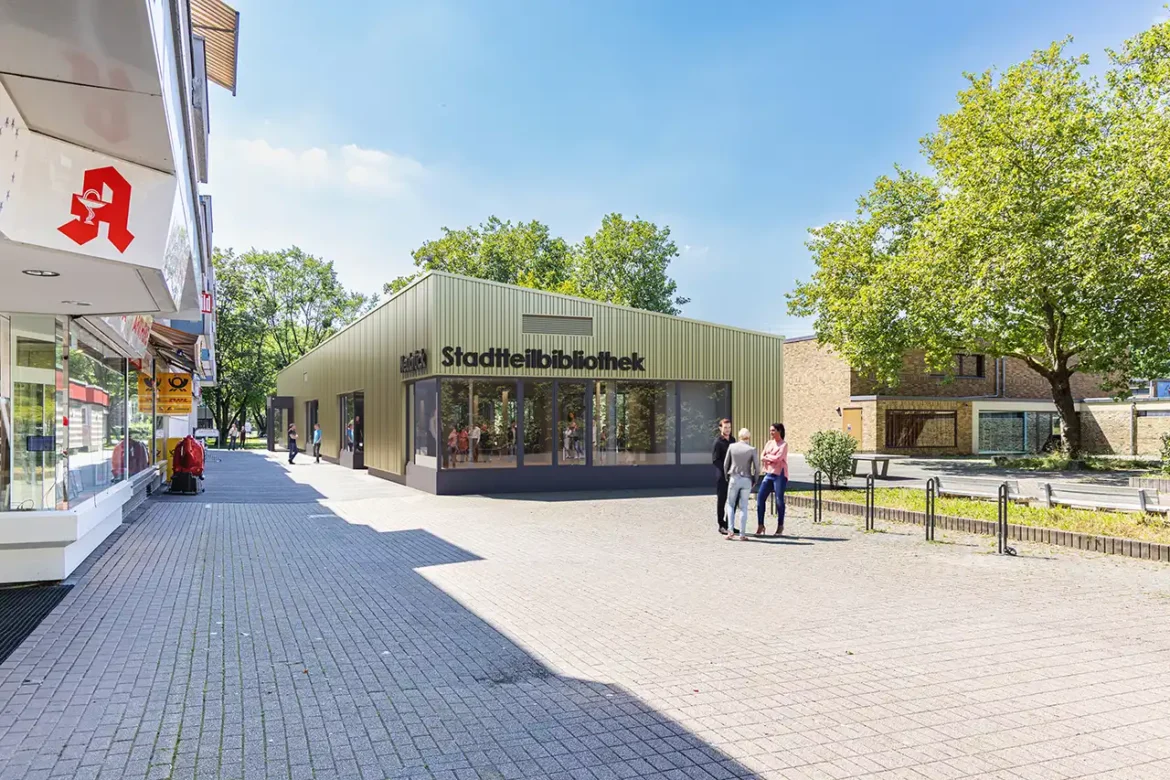 Außenansicht der geplanten Stadtteilbibliothek Neubrück mit flachem, hellgrünem Baukörper, großer Fensterfront und vorbeigehenden Passanten in einer Fußgängerzone.