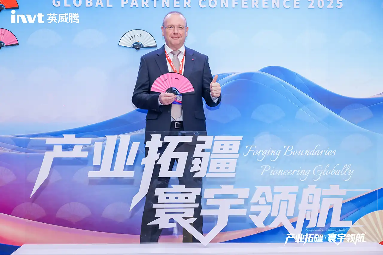 Thomas Dahmen bei der INVT Global Partner Conference 2025 mit einem signierten chinesischen Fächer