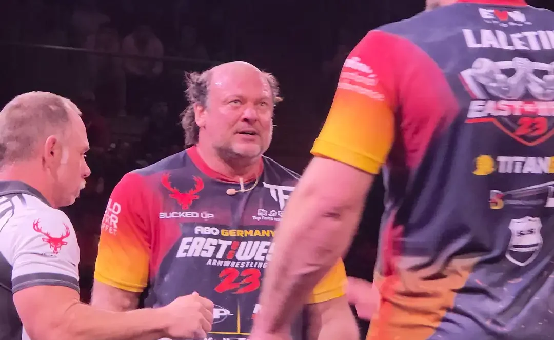 Devon Larratt beim Main Event gegen Vitaly Laletin bei East vs West 23 in Wuppertal während des entscheidenden Armwrestling-Moments.