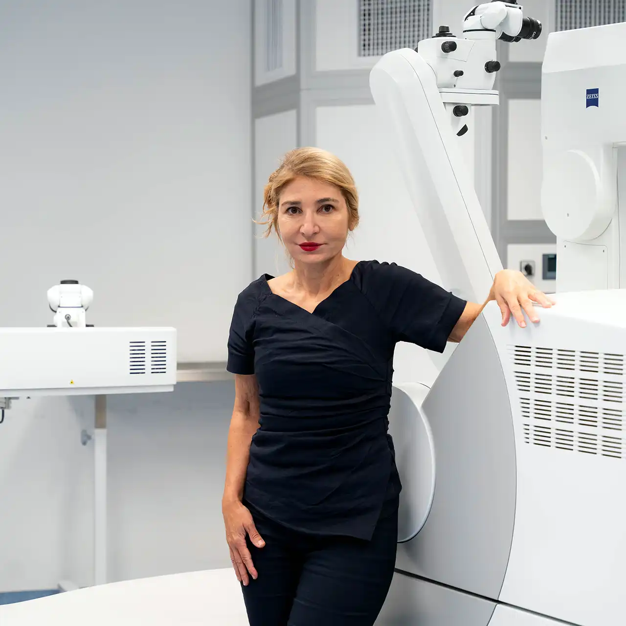 Doctor-medic Liliana-Iulia Bányai neben moderner augenmedizinischer Lasertechnik in Stuttgart