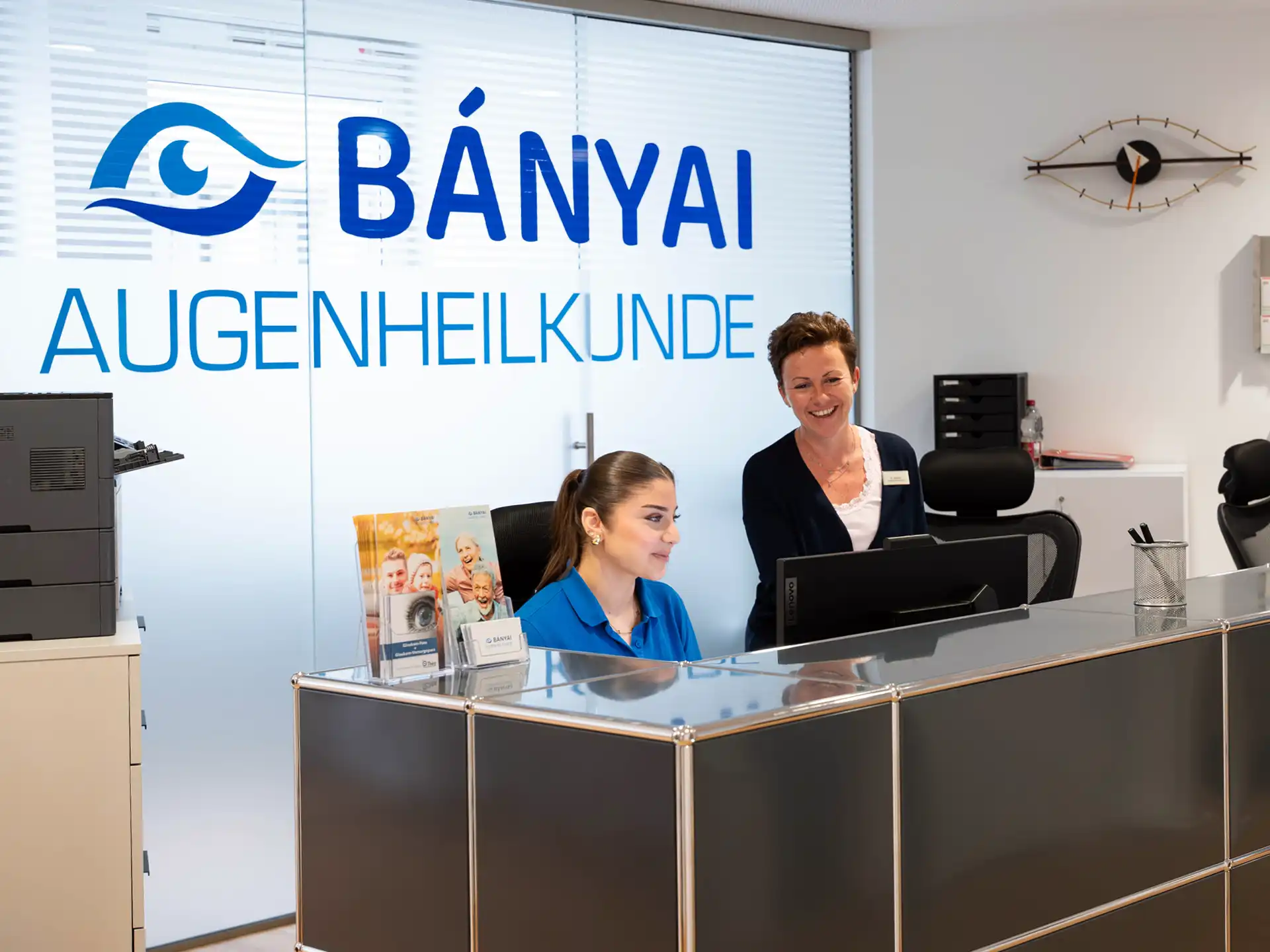 Mitarbeiterinnen am Empfang der neuen Augenarztpraxis Bányai in Stuttgart-Mitte