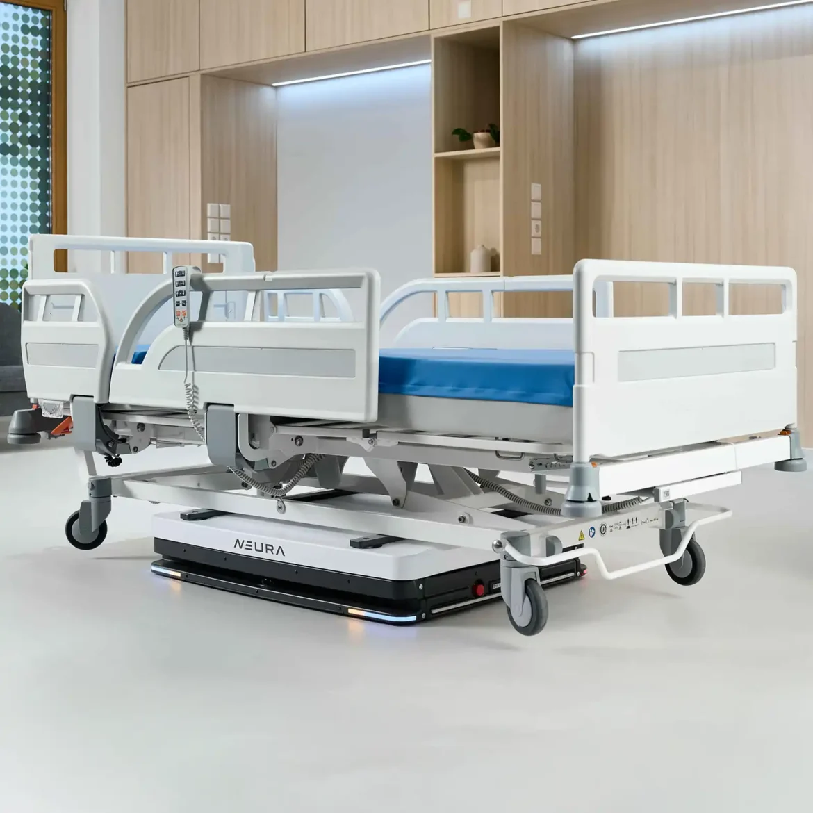 Autonomer NEURA-Roboter transportiert ein leeres Krankenhausbett in einer Klinik.