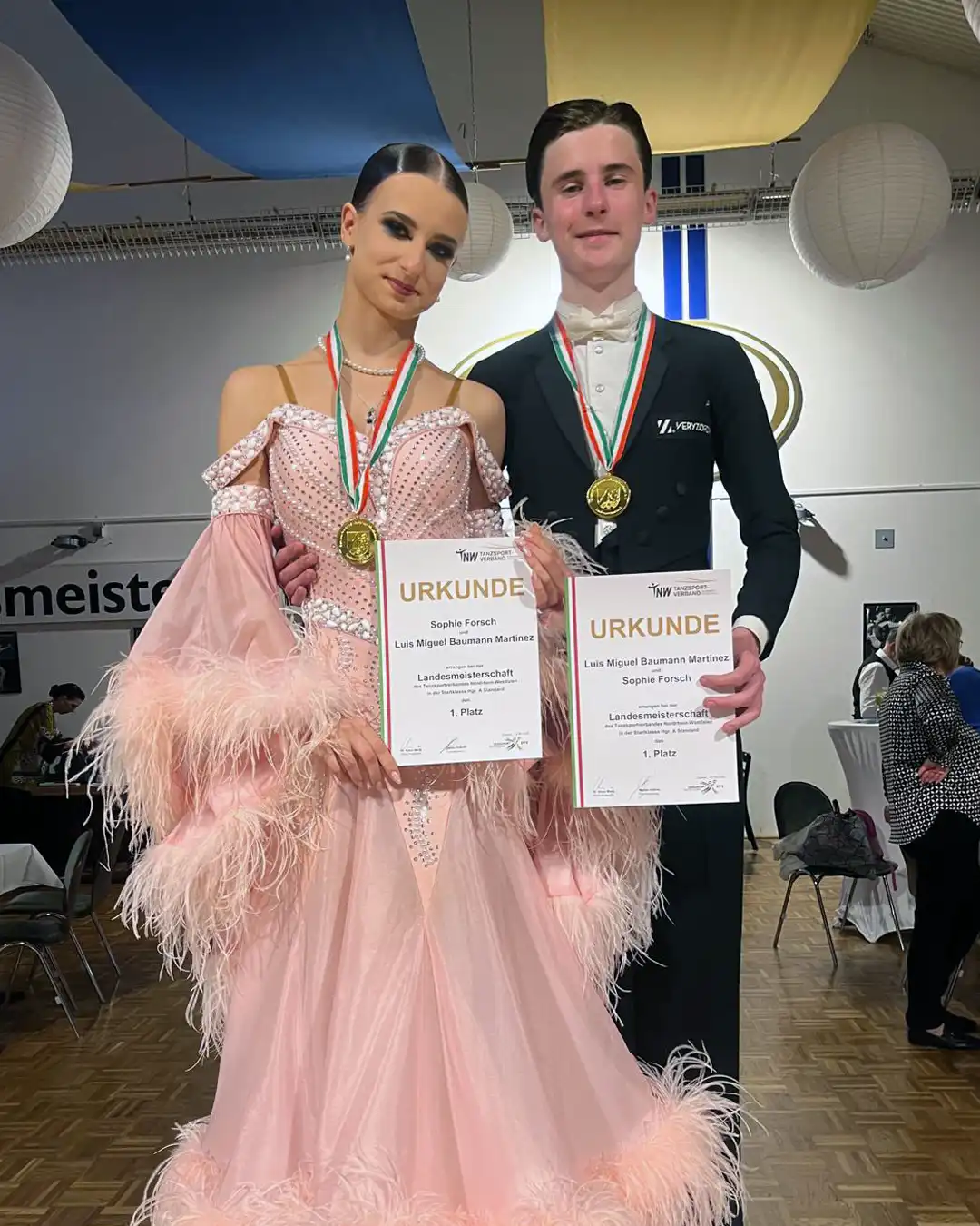 Sophie Forsch und Luis-Miguel Baumann Martinez mit Urkunden und Goldmedaillen nach dem NRW-Landesmeistertitel 2026