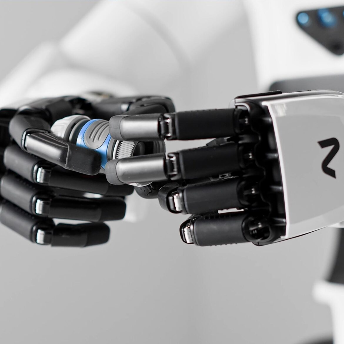 Humanoider NEURA-Roboter greift mit zwei Händen präzise ein kleines Bauteil in einer Hightech-Umgebung.